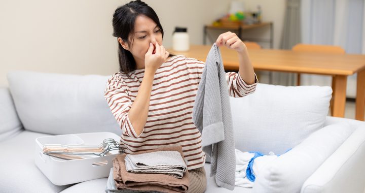กลิ่นอับเสื้อผ้าเกิดจากอะไร? พร้อมวิธีแก้กลิ่นอับให้หอมสะอาดแบบยาวนาน