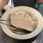 รีวิว เกาเหลาเลือดหมูพลังม้า ศรีนครินทร์ ทีเด็ดเซี่ยงจี๊ชิ้นโต เครื่องแน่น ไม่เหม็น! ไปหลังเที่ยงเซี่ยงจี๊ล้วนหมดแล้ว